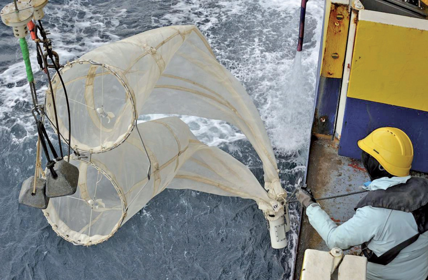 Des campagnes sont régulièrement menées à bord du chalutier scientifique Thalassa, ici équipé d’un filet à zooplancton.