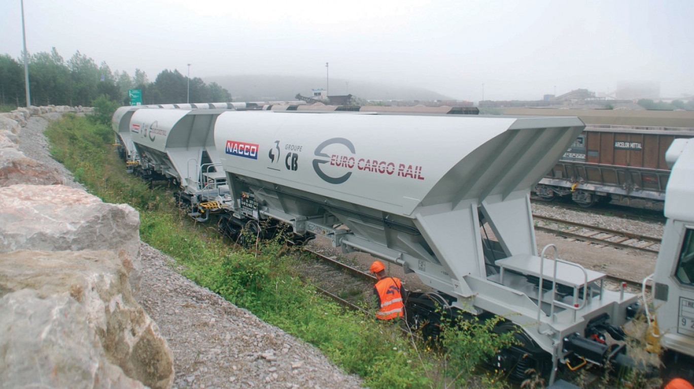 RFF est également en train d’investir sur la ligne Calais-Dunkerque permettant aux Carrières du Boulonnais (à Ferques) de rallier plus facilement leur premier client, ArcelorMittal (Dunkerque).