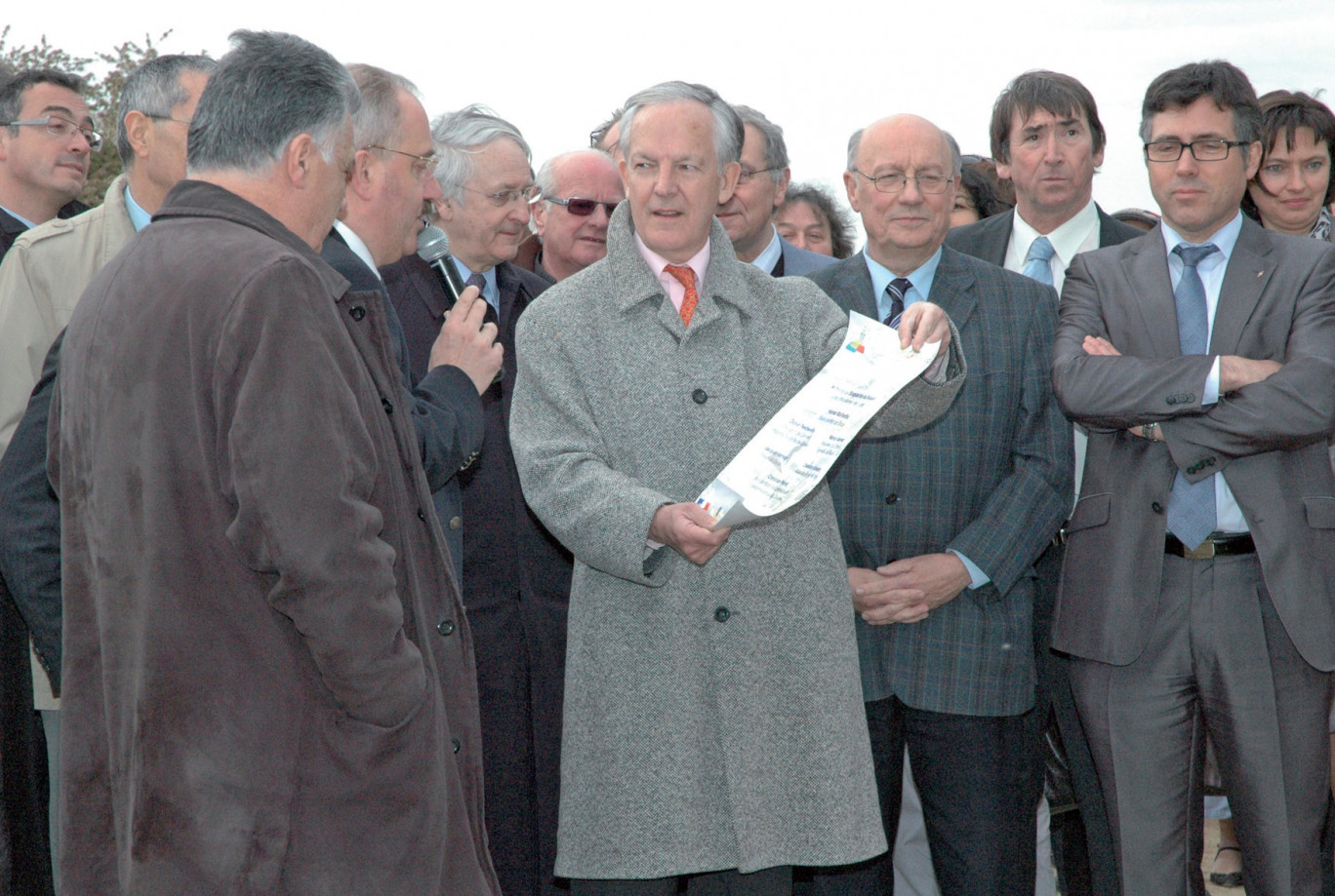 Lors de l’inauguration du Raquet, Jacques Vernier tendant à Christian Poiret, président de la CAD, le parchemin à enfouir, datant la coupure du ruban.