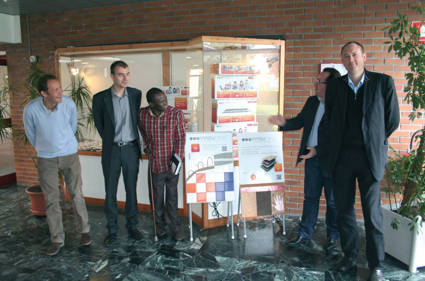 Loïc Descheemaeker présente les solutions d’Innovheat aux gérants des autres nouvelles entreprises accueillies par la ruche de Tourcoing.