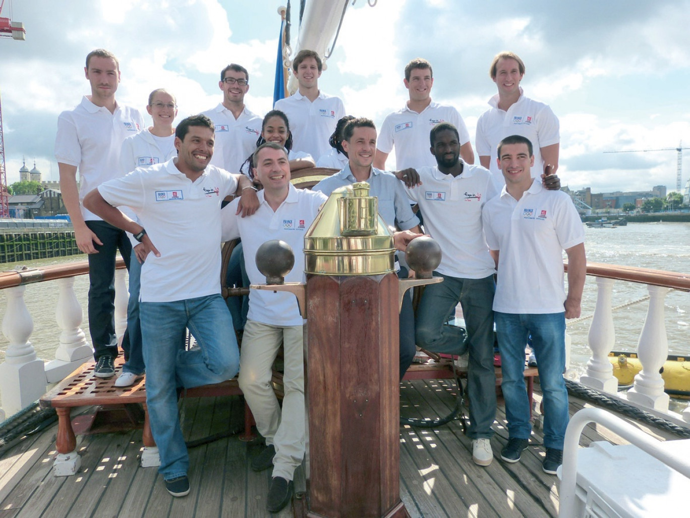 Cédric Mignon, directeur communication image et sponsoring Caisse d’épargne, et les athlètes de la Team “Esprit JO” à bord du Belem.