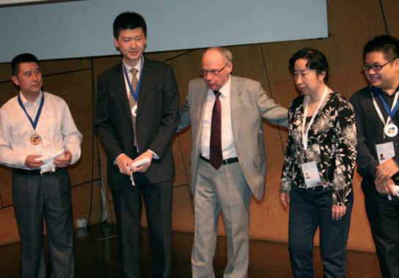 José Damiani, le président de l’association internationale des sports de l’esprit (IMSA), au milieu des médaillés au jeu d’échecs chinois…