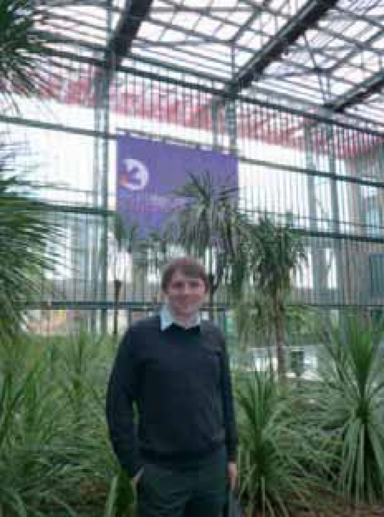 Thibaut Lemay pose dans le hall d’EuraTechnologies où Mazeberry se développe.