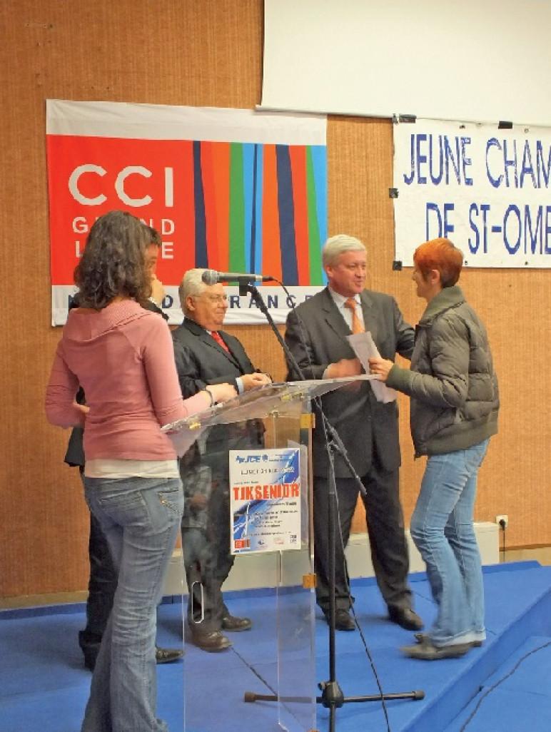 Michel Lefait et Bertrand Petit, député et suppléant, remettent le diplôme à une candidate.