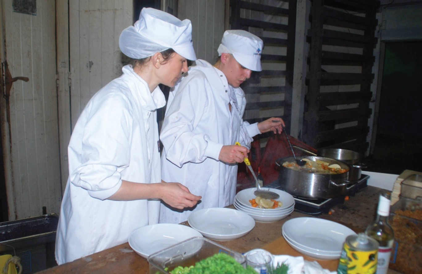 Le lieu, chargé de l’histoire industrielle du port de Boulogne, est aussi un laboratoire d’expérimentations culinaires. Amélie Cerise (à gauche) y a invité la designer culinaire Delphine Huguet.
