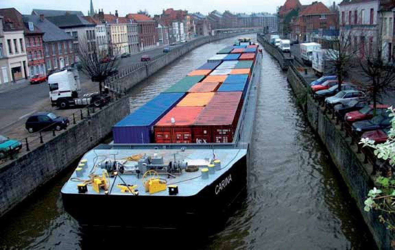Côté belge, ici à Tournai, les grandes barges sont au gabarit européen, les écluses aussi… Le Seine-Nord leur permettrait de descendre vers Paris et plus au sud encore.