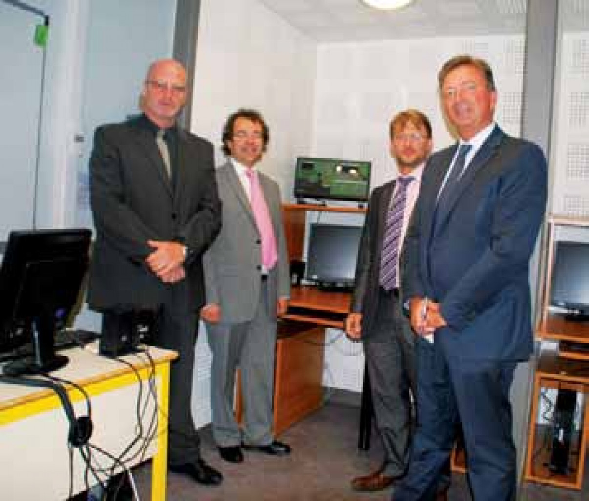 De gauche à droite, Eric Varin (directeur), l’intendant du lycée, Olivier Specque (responsable de la formation continue), et Olivier Barbarin (conseil régional), devant le nouveau simulateur de détresse et de secours en mer.