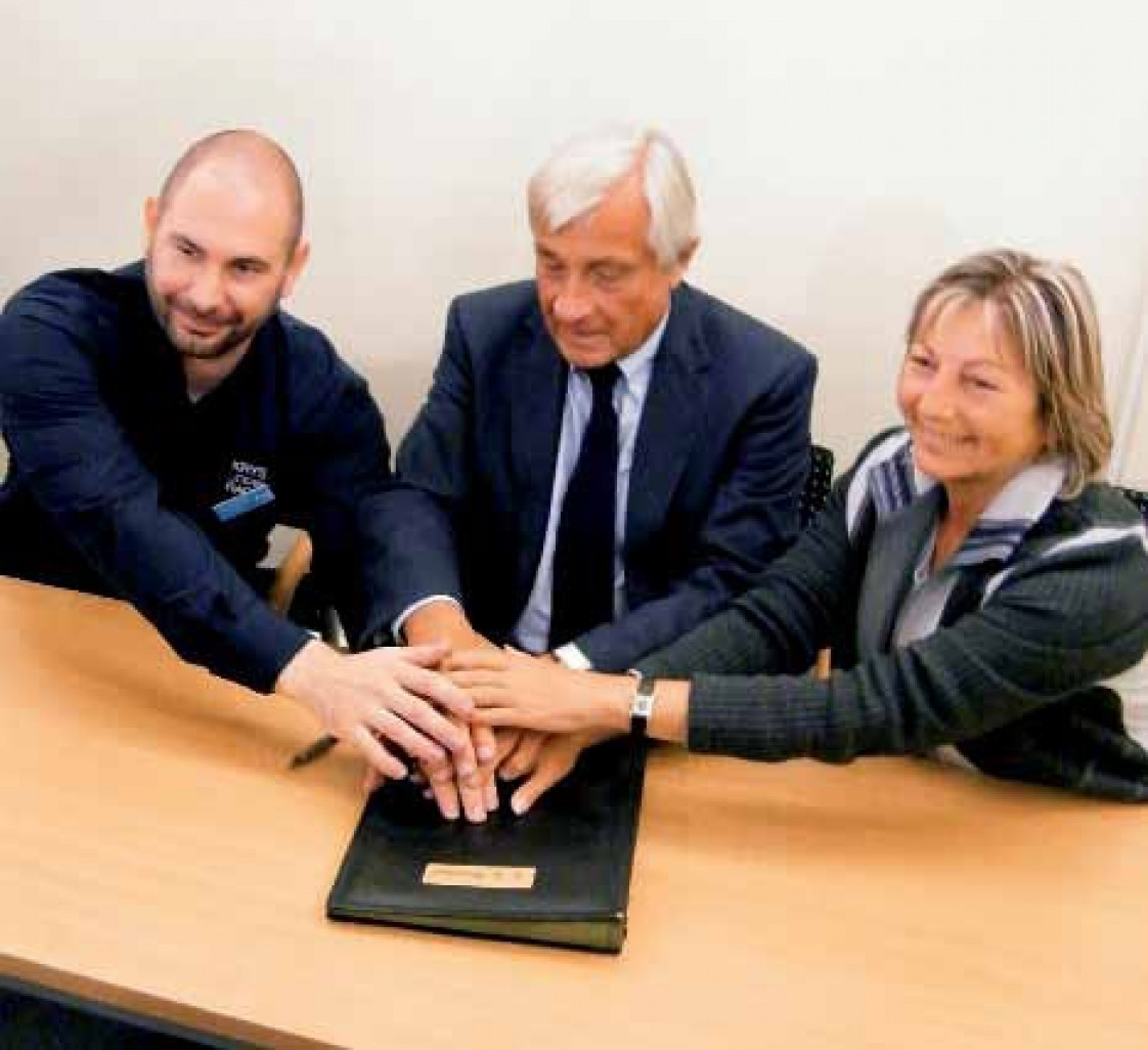 Signature de la charte commerciale entre Jean-Marc Puissesseau, président de la CCI Côte d’Opale, Nicolas Fournier, président de Calais Commerces, et Natacha Bouchart, sénatrice-maire de Calais.