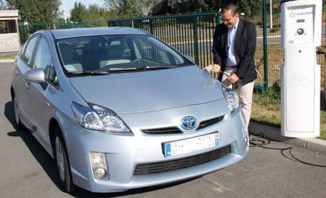 Hervé Borgoltz présente le processus de recharge d’un prototype hybride Toyota à partir d’une borne DBT CEV installée sur le parking de l’unité de production.