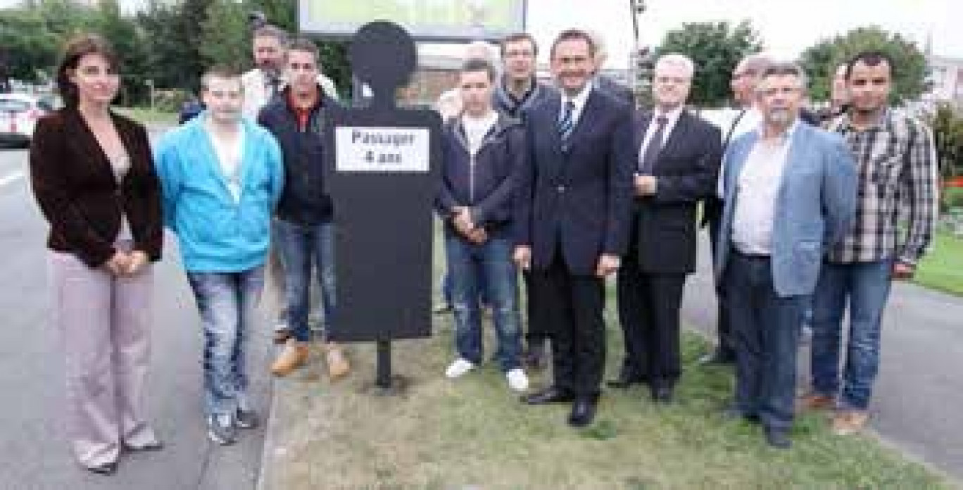 Les élus ont planté symboliquement une des 85 silhouettes au rond-point Jean-Monnet à Arras. Parmi les personnes présentes, Catherine Séguin (à gauche), directrice du cabinet du préfet du Pas-de-Calais, Jean-Jacques Hude, proviseur du lycée Jacques-Le- Caron d’Arras, Frédéric Leturque (au centre), maire d’Arras, Nicolas Desfachelle, conseiller général, et Claude Feret, vice-président de la CUA chargé de la cohésion sociale.