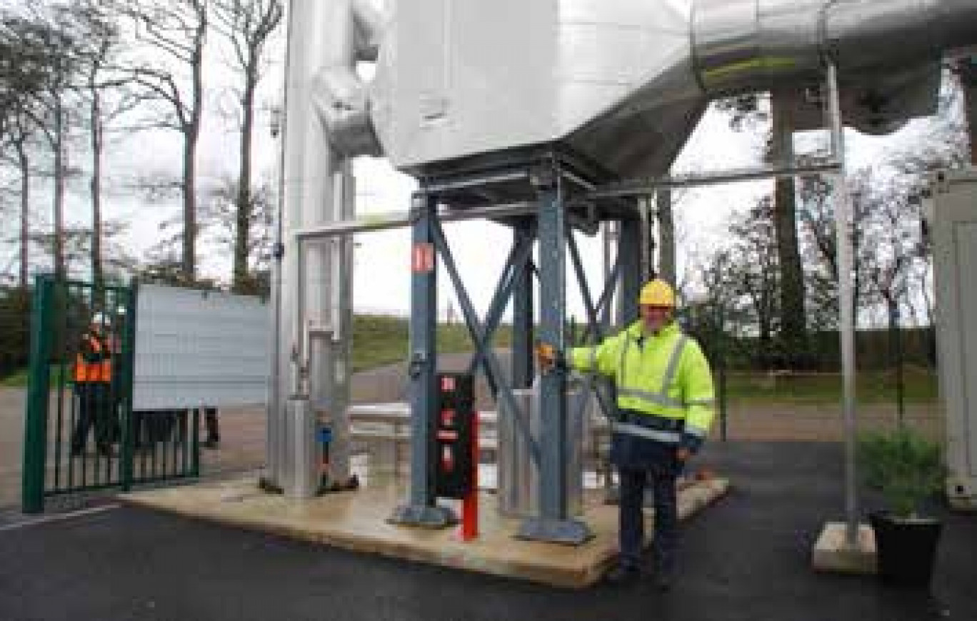 Paul Lhotellier, président du groupe Lhotellier-Ikos, a officiellement lancé la production des premiers kilowatts du Centre de valorisation des déchets de la Ramonière à Bimont, le 24 septembre.