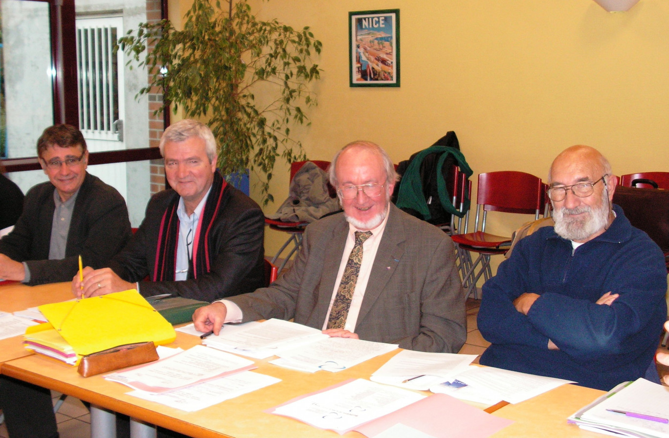 De gauche à droite : Dominique Delcroix (Directeur délégué à la mission territoriale de développement de l’ESS), (Patrick Bataille (vice-président de la nouvelle association), Marc Goujard (président) et Claude Cochard (trésorier).