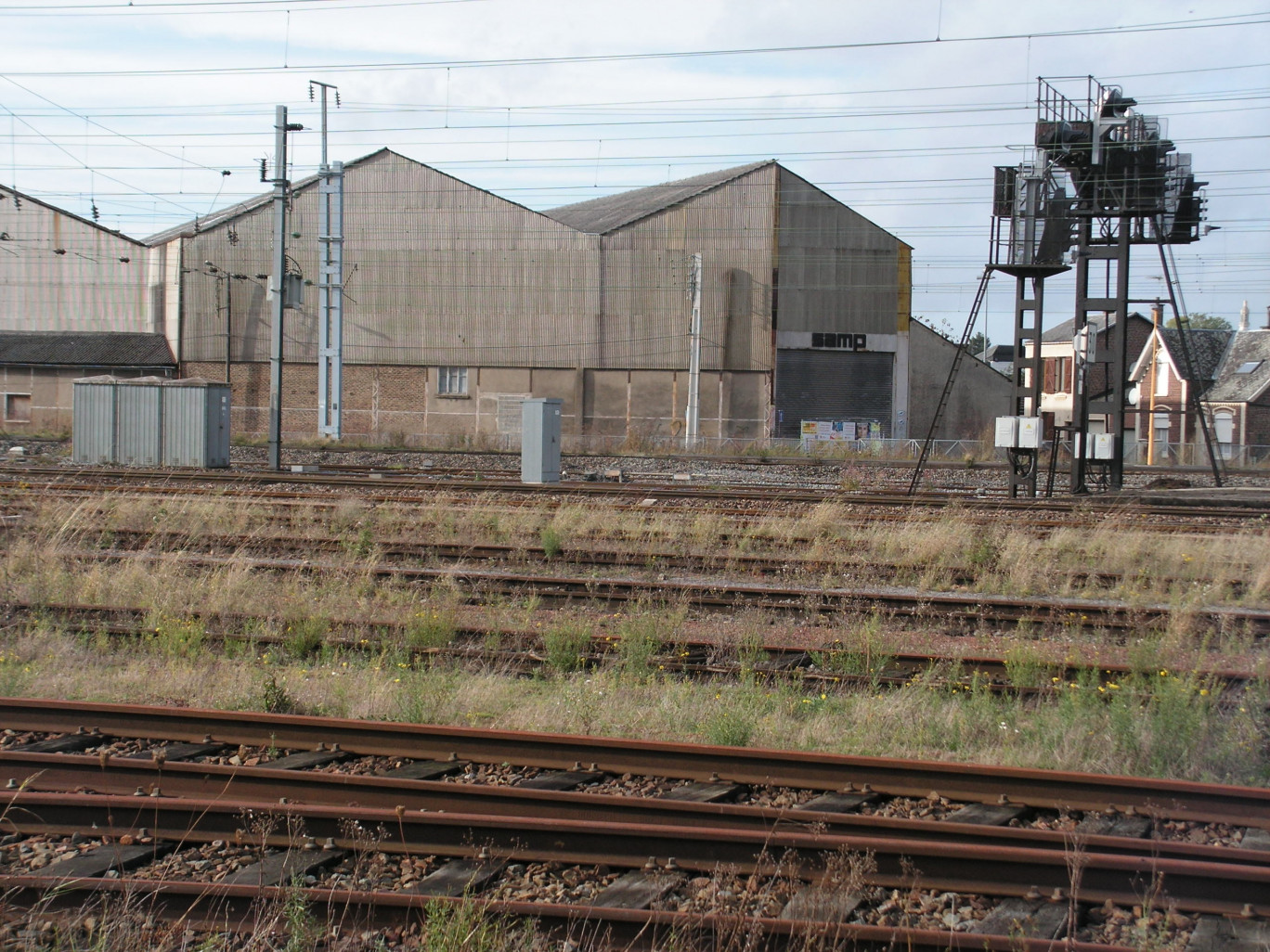 L’ancien bâtiment industriel fait aussi partie des friches qui seront traitées dans le cadre de la rénovation urbaine à grande échelle en cours actuellement à Aulnoye-Aymeries. La gare est toute proche.
