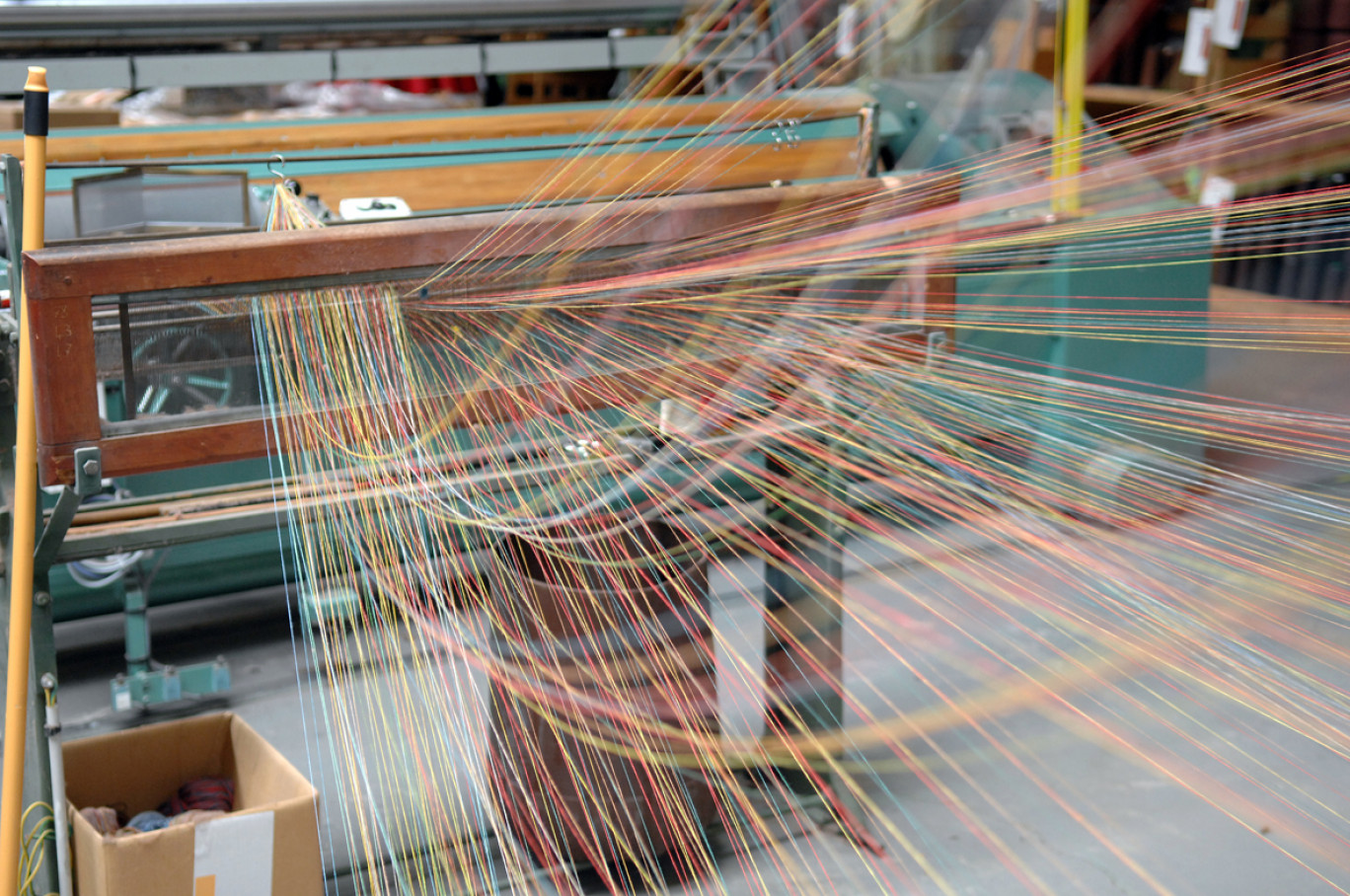 Les machines à tapisseries sont capables de recevoir 10 000 fils qui travaillent de manière indépendante, sur des largeurs qui peuvent aller jusqu’à 7 mètres.