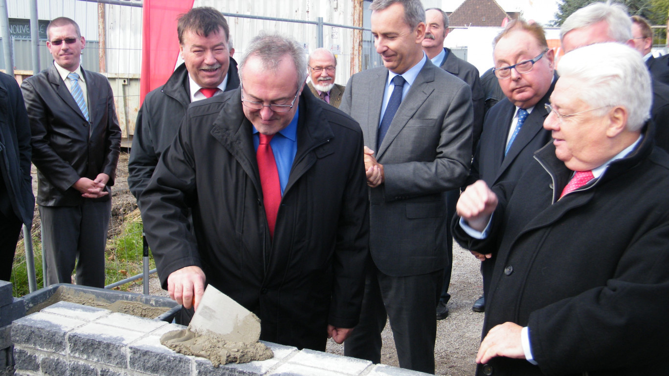 Joel Duquenoy, président de la CASO pose la poremière pierre de la maison du marais à Saint-Martin-au-Laert le 15 octobre dernier.