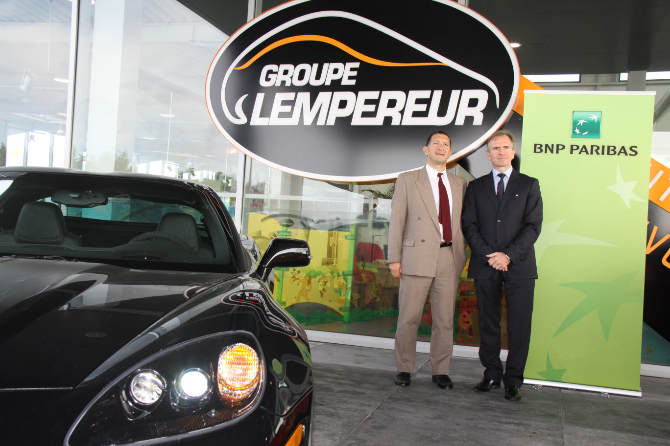 A gauche, Philippe Transon, directeur des agences BNP Paribas Arras-Artois,  en compagnie de Jean-Paul Lempereur, président du groupe éponyme, près de l’entrée du complexe automobile situé dans la nouvelle zone commerciale Boréal de Beaurains. 