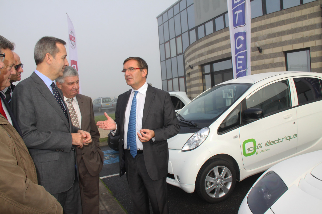 Hervé Borgoltz, dirigeant de DBT, présente sa vision du développement du véhicule électrique à Denis Robin, préfet du Pas-de-Calais, et Pierre Georget, président de la communauté de communes Osartis.