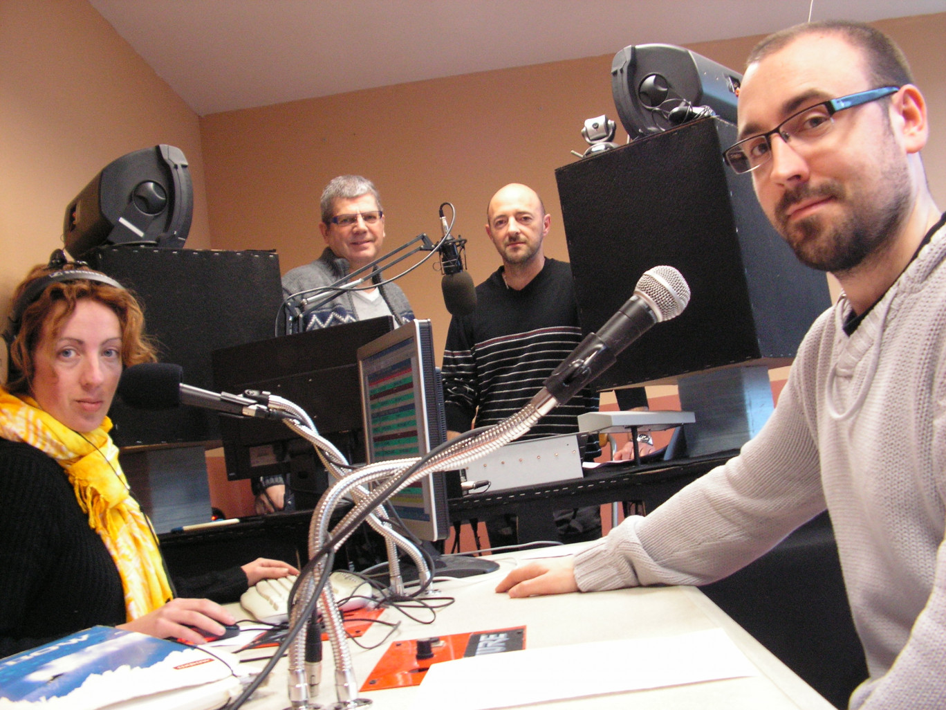 Gaëlle, journaliste, et Julien, animateur… A l’arrière plan, Jean-Paul Lajeunesse, le président (à gauche) et Didier Cornet, directeur de la station.