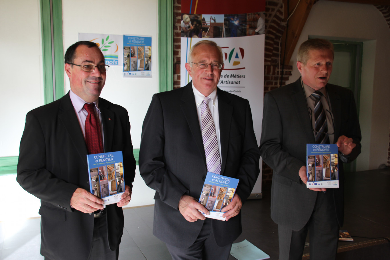 Jean-Claude Levis, Claude Bachelet et Alain Leleu ont présenté le guide Construire et rénover avec les artisans du Pays du Ternois.
