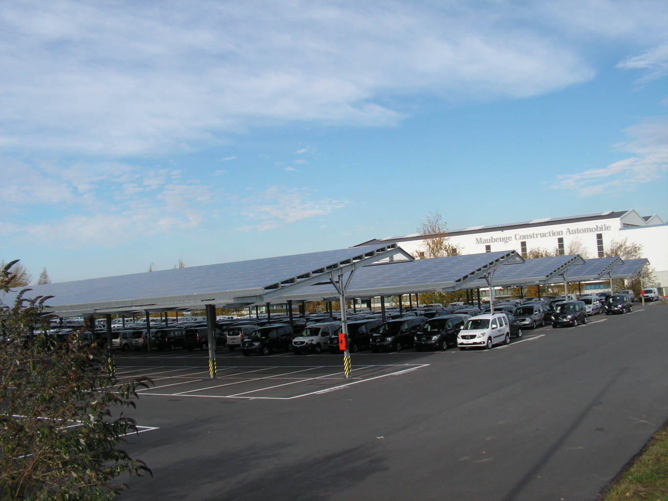 Des panneaux photovoltaïques qui servent d’auvents de protection aux véhicules.