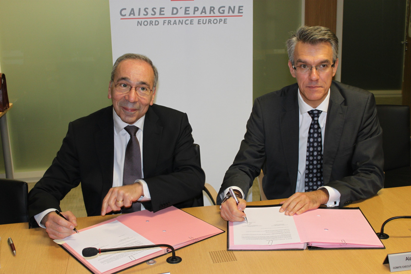 La signature de la convention entre André Aoun, directeur général de la Fondation Caisse d’Epargne pour la Solidarité (FCES) et Alain Denizot, président du Directoire de la CENFE.