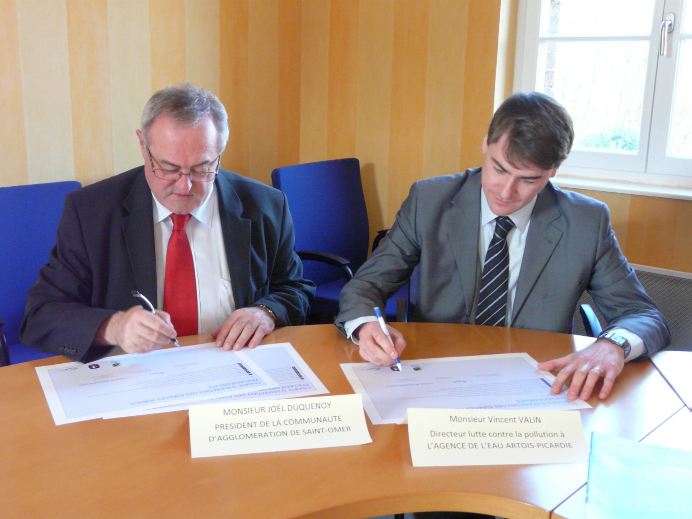 « Joël Duquenoy, président de la CASO et Vincent Valin, directeur de la lutte contre la pollution à l’agence de l’eau Artois-Picardie ».