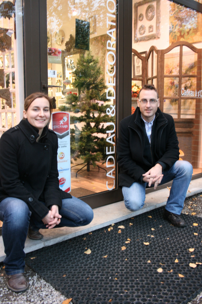 Kristina Quaghebeur, gérante de la boutique « Chaque jour est une fête », le 5500e relais Pickup de France, auprès de Robert Saglimbeni, animateur régional du réseau Pickup.