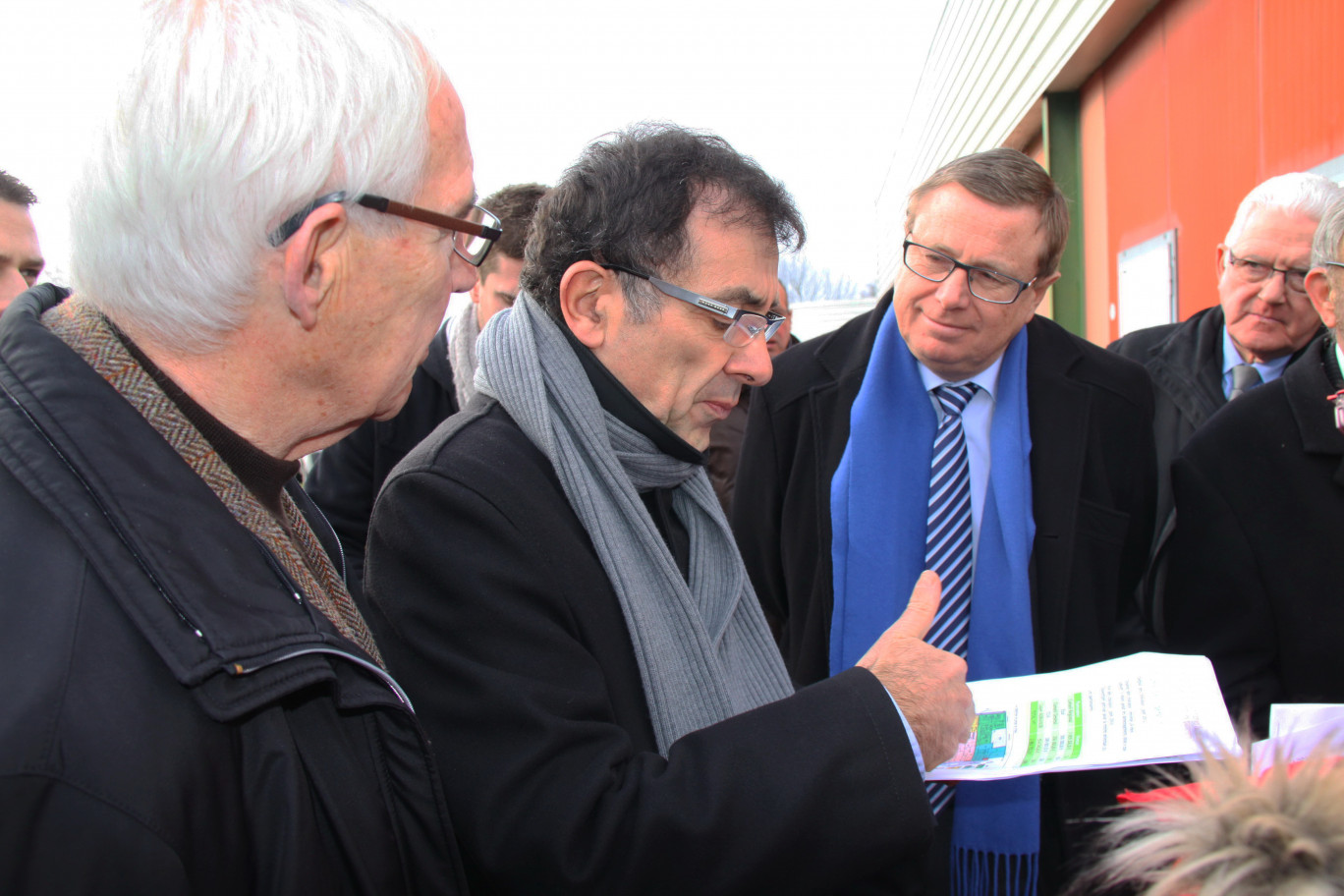 Au cours de la visite du chantier par les personnalités, de gauche à droite : Jean-Marie Raoult, président d’Adrianor, Gaëtan Lechantoux, directeur général adjoint pôle technique de la CUA, Philippe Rapeneau, président de la Communauté urbaine d’Arras et Jacques Lefebvre, maire de Tilloy-les-Mofflaines.