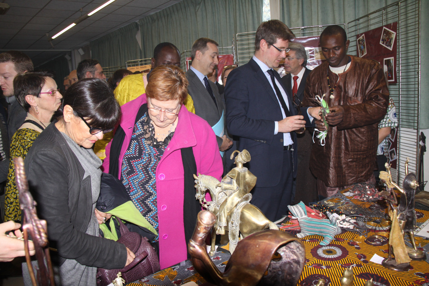 Lors de la visite de l’exposition, les élus ainsi que les personnalités étaient très intéressés par les travaux artisanaux. De gauche à droite : Catherine Génisson, sénatrice du Pas-de-Calais, Françoise Rossignol, vice-présidente du Conseil général, Denis Robin (à l’arrière), préfet du Pas-de-Calais, et Pascal Canfin.
