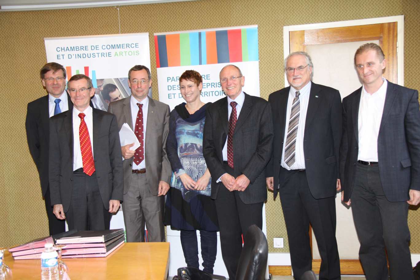 De gauche à droite, les signataires et partenaires du CIP Artois : Gauthier Perthame, président de la Compagnie régionale des commissaires aux comptes de Douai, Bernard Bryselbout, président du Conseil régional de l’ordre des experts-comptables du Nord-Pas de Calais, Me Antoine Vasst, bâtonnier de l’ordre des avocats au Barreau d’Arras, Me Nathalie Erouart, membre du Conseil de l’ordre des avocats au Barreau de Béthune, Jean-Claude Milot, président du Tribunal de commerce d’Arras, Édouard Magnaval, président de la CCI Artois, et Christophe Waubant, président de la commission « Entreprendre » à la CCI.