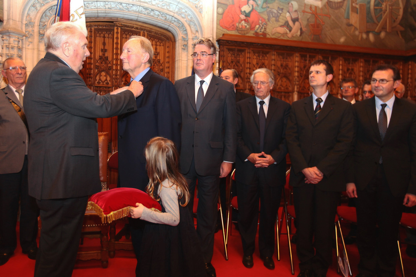 Jean-Pierre Defontaine reçoit des mains de Roland Huguet, président honoraire du Conseil général du Pas-de-Calais, les insignes de chevalier de la Légion d’honneur. Puis de gauche à droite : Jean-Paul Delevoye, Daniel Percheron, président du Conseil régional, Jacques Witkowski, secrétaire général de la préfecture du Pas-de-Calais,  sous-préfet d'Arras, et Fréderic Leturque, maire d’Arras.