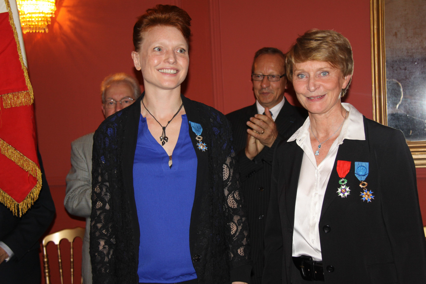 Hélène Szukc vient de recevoir les insignes de l’Ordre national du Mérite des mains de Jeannine Vaillant.