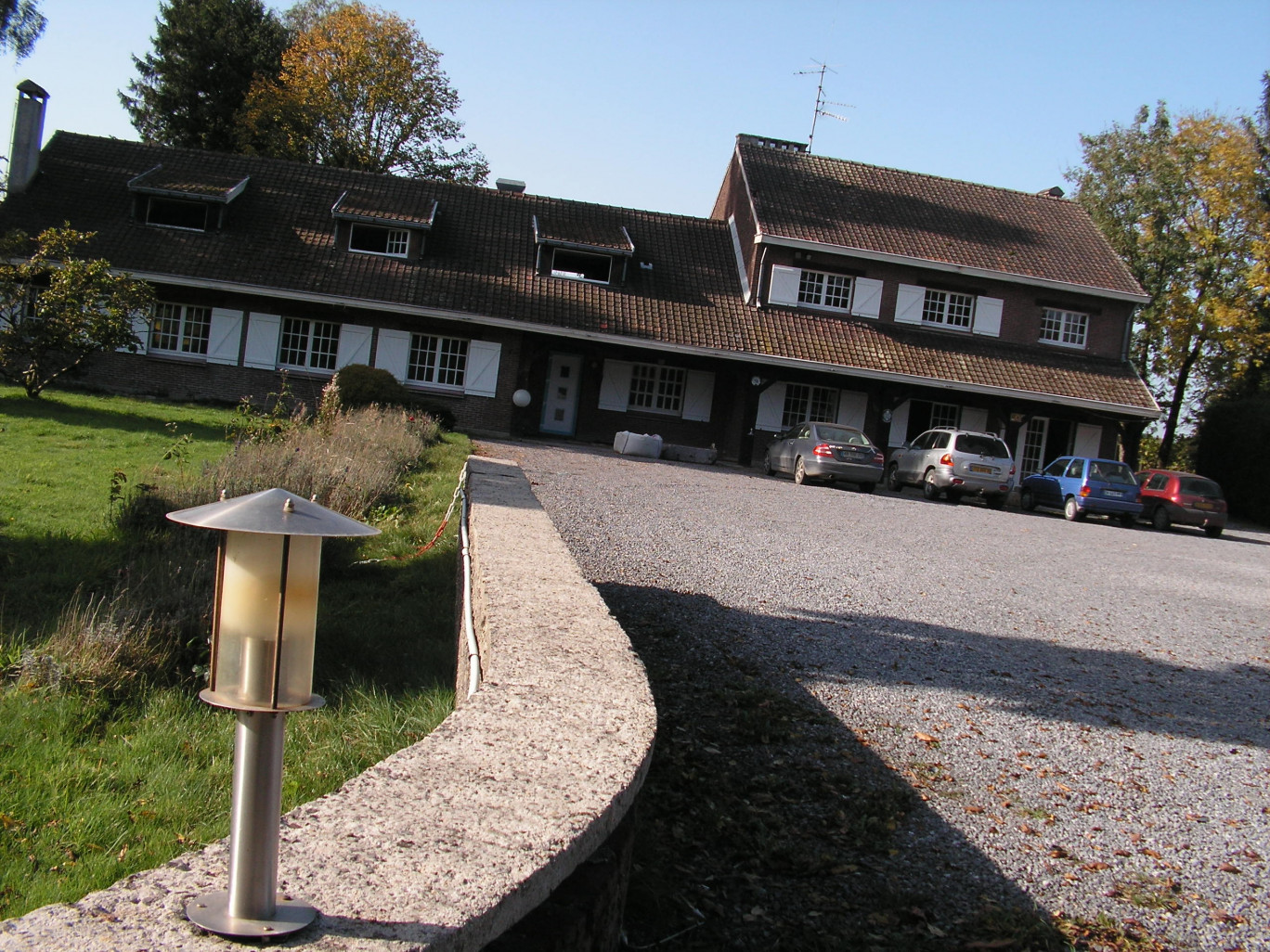 L’ancienne auberge gastronomique est située sur le bord de la RN2, à Dourlers, entre Avesnes sur Helpe et Maubeuge. Telle qu’elle se présentait cet automne.