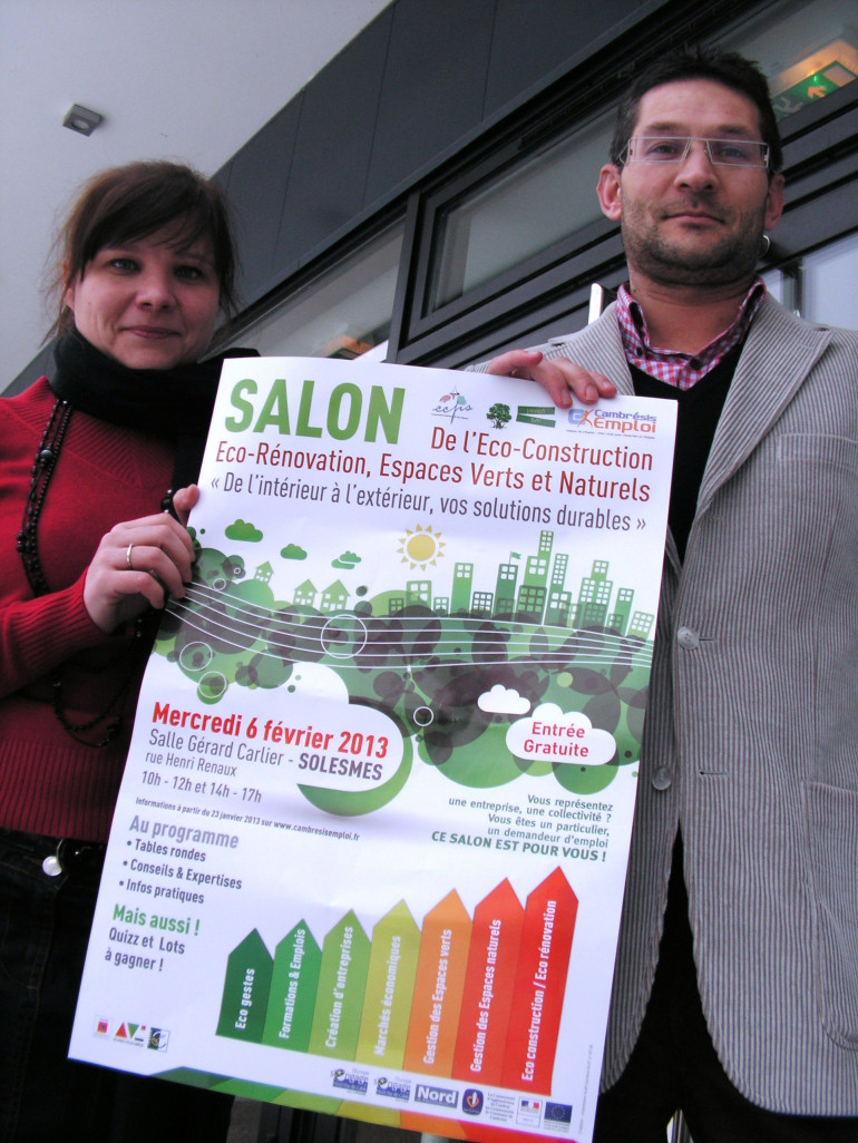 Laurence Hachin (Cambrésis Emploi) et Jean-François Druon (Communauté de communes du Pays Solesmois) autour de l’affiche de ce premier salon.