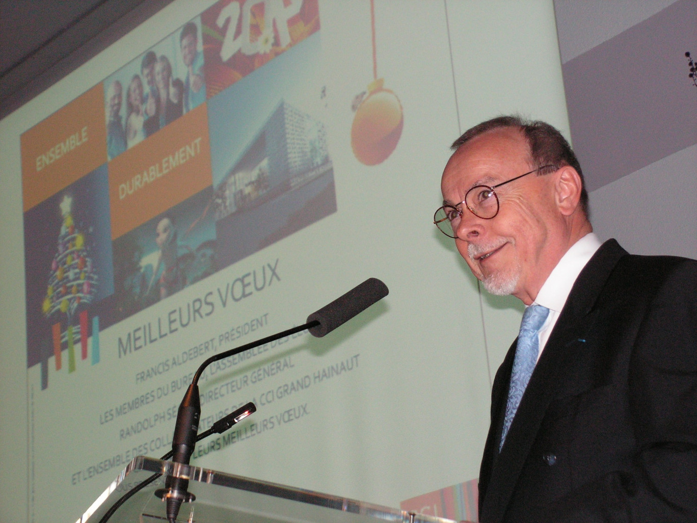 Pendant le discours de Francis Aldebert, illustré d’une projection sur écran.