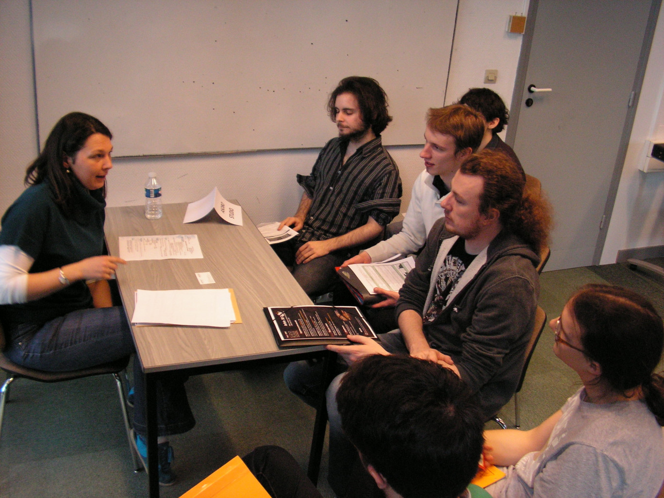 Une représentante de l’entreprise ASOBO de Bordeaux (développement de jeux pour console familiale) en compagnie d’étudiants.