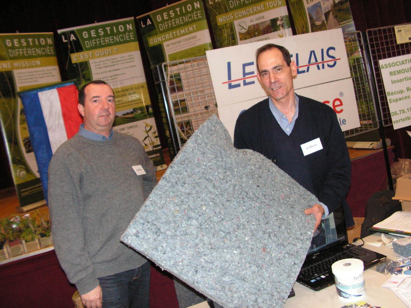 Dans la salle Carlier, le Relais faisait partie des exposants. Ici,  Pascal Delanoë, commercial en Bretagne (à gauche) et Stéphane Bailly, commercial pour une grande moitié Nord.