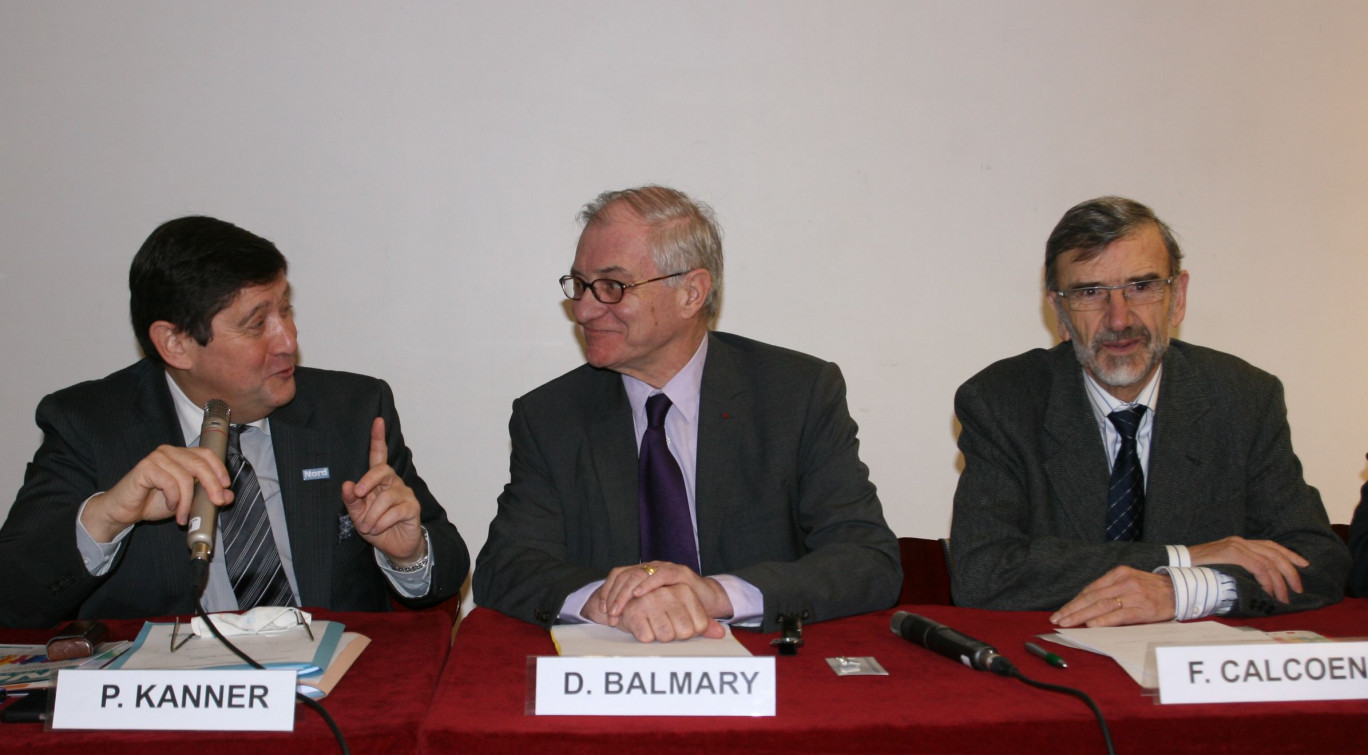 De gauche à droite, Patrick Kanner, président du Conseil général du Nord, Dominique Balmary, président de l'Uriopss et Françis Calcoen, président de l'Uniopss Nord-Pas de Calais.