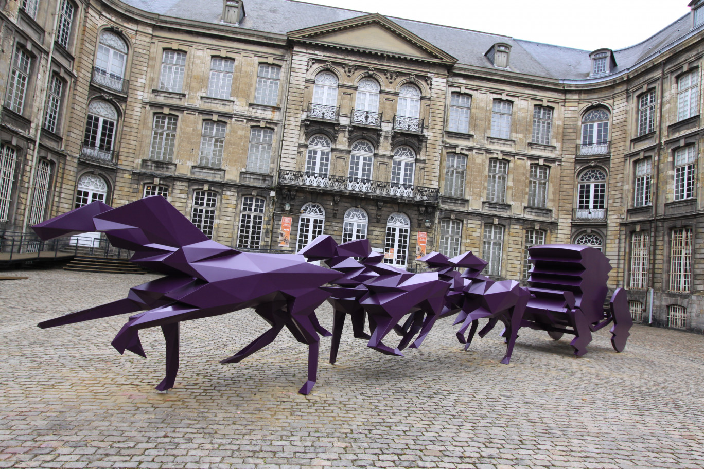 Présentée en 2009 au Château de Versailles, « Le Carrosse », œuvre contemporaine de l’artiste Xavier Veilhan est installé depuis le 15 septembre 2012 dans la cour d’honneur du Musée des Beaux-Arts d’Arras jusqu’au 25 mars, en résonance avec l’exposition "Roulez carrosses !" qui se tient au musée jusqu’au 10 novembre.