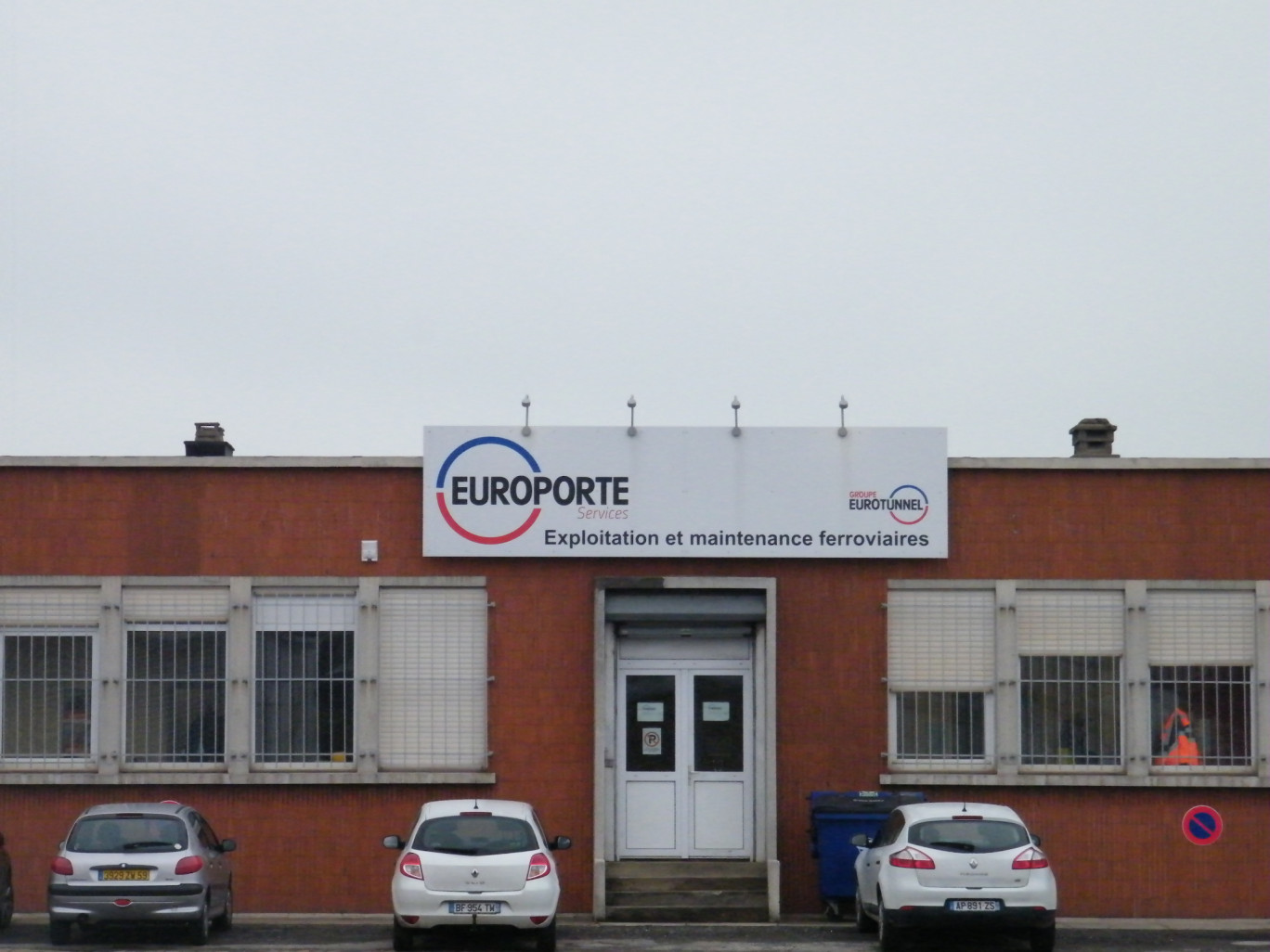 « Eurotunnel, parrain de la Scop et maison-mère de MayFerryLink est aussi présent à Dunkerque, via sa filiale Europorte, chez son concurrent DFDS ».