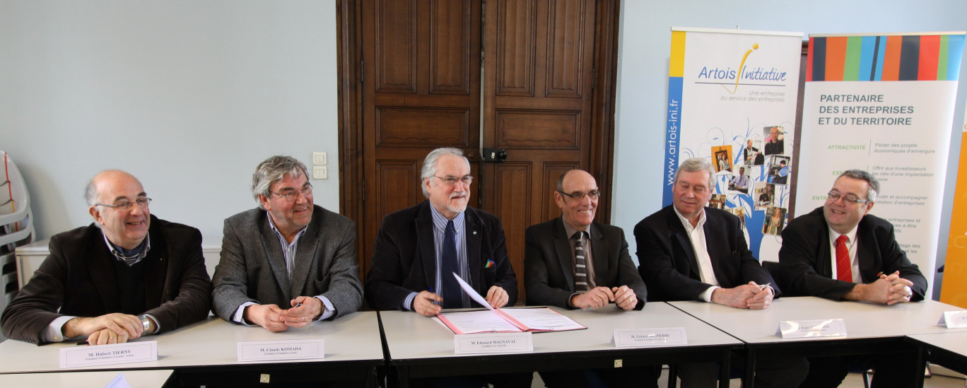 De gauche à droite, les signataires de la convention fonds de transition TPE : Hubert Tierny, président d’Initiative Ternois-Artois, Claude Kosiada, président d’Initiative Artois, Édouard Magnaval, président de la CCI Artois, Gérard Delpierre, président d’Initiative Grand Arras, Roger Delmarre, président d’Initiative Gohelle, en présence d’Éric Berton, directeur général de la CCI Artois.