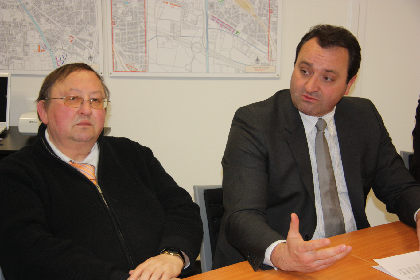 MM. Clais (G.) et Ryckeboer au cours de la conférence de presse qu'ils ont tenue pour souligner l'importance de l'OPH de Calais dans l'emploi local.