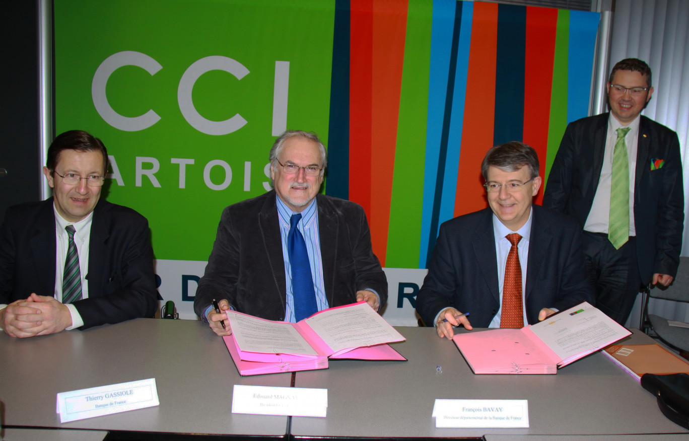 De gauche à droite, les participants à la signature de la convention : Thierry Gassiole, Banque de France, Édouard Magnaval, président de la CCI Artois, François Bavay, directeur départemental du Pas-de-Calais de la Banque de France, et Reynald Simon, CCI Artois.