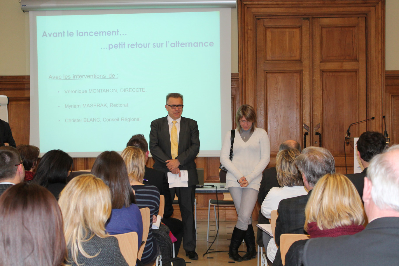 Philippe Vavasseur, directeur emploi Nord-Ouest EDF, promu président du jury 2013, accompagné de Coralie, l’une de ses apprentis, lors de la présentation des « Pépites de l'alternance ».
