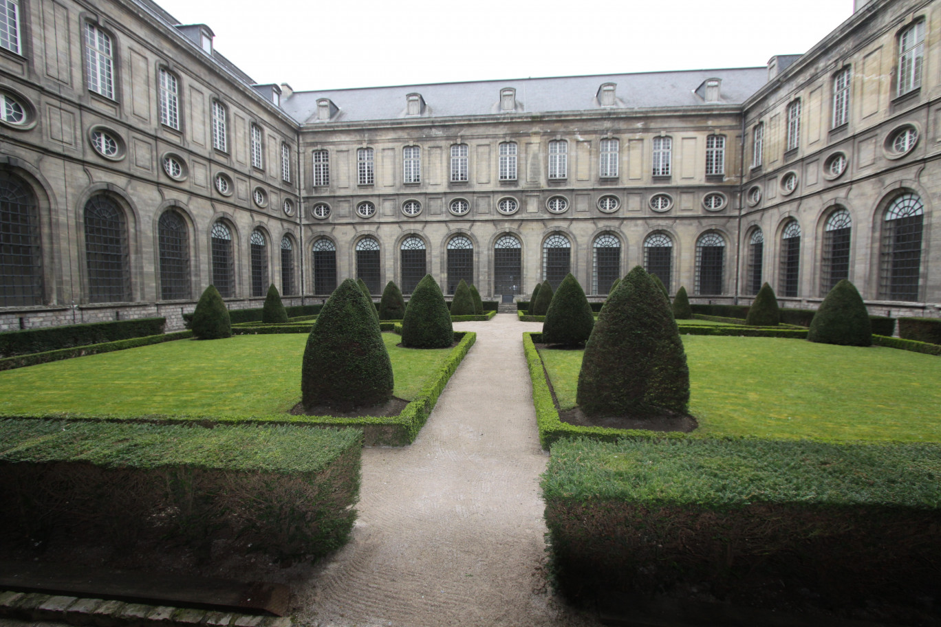 Le jardin de la cour du cloître de l’abbaye Saint-Vaast est ouvert au public.