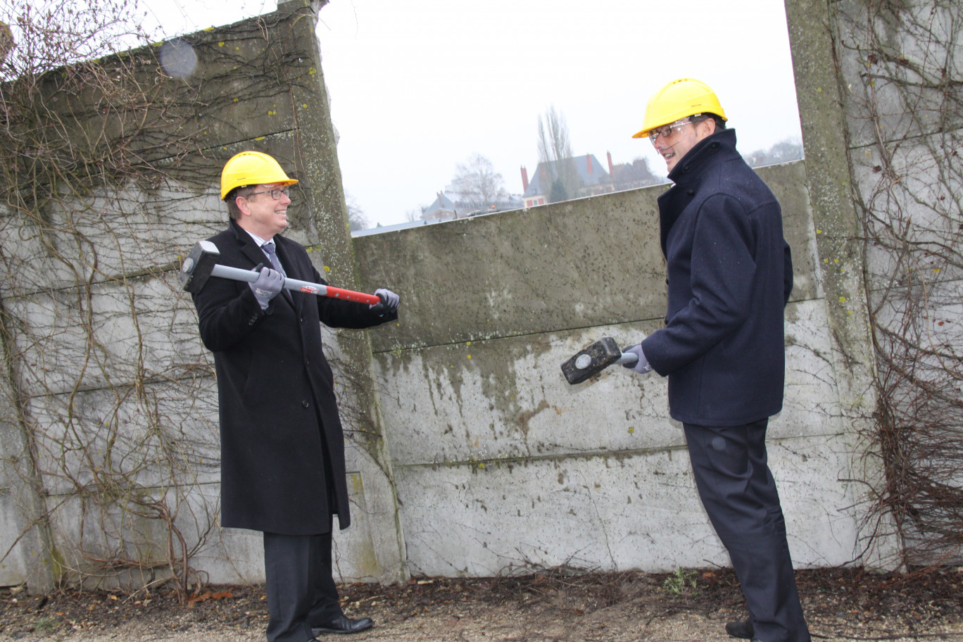 Philippe Rapeneau, président de la Communauté urbaine d’Arras, et Frédéric Leturque, maire d’Arras, s’apprêtent symboliquement à faire tomber la palissade qui masque la vue de la Citadelle vers la ville d’Arras.