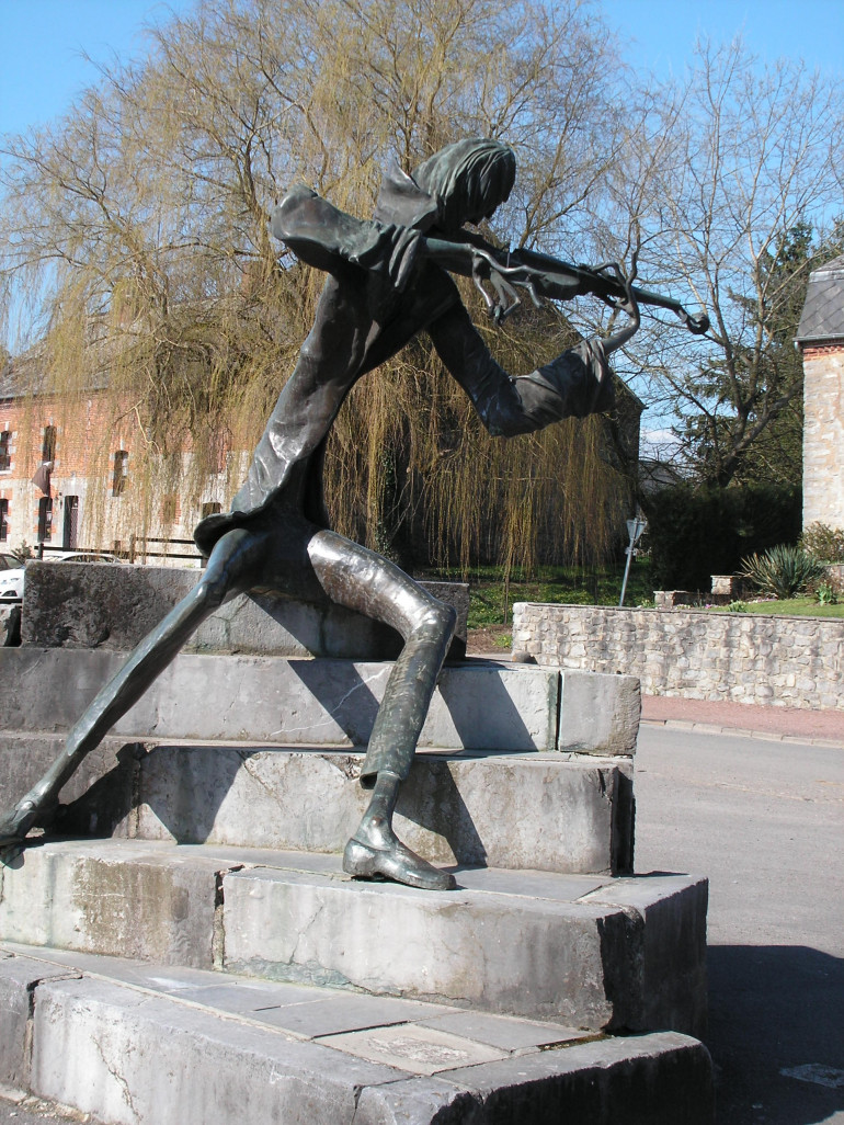 La statue du violoniste trône au cœur du village de Féron. Elle sera le point de départ du parcours à faire avec l’application numérique.