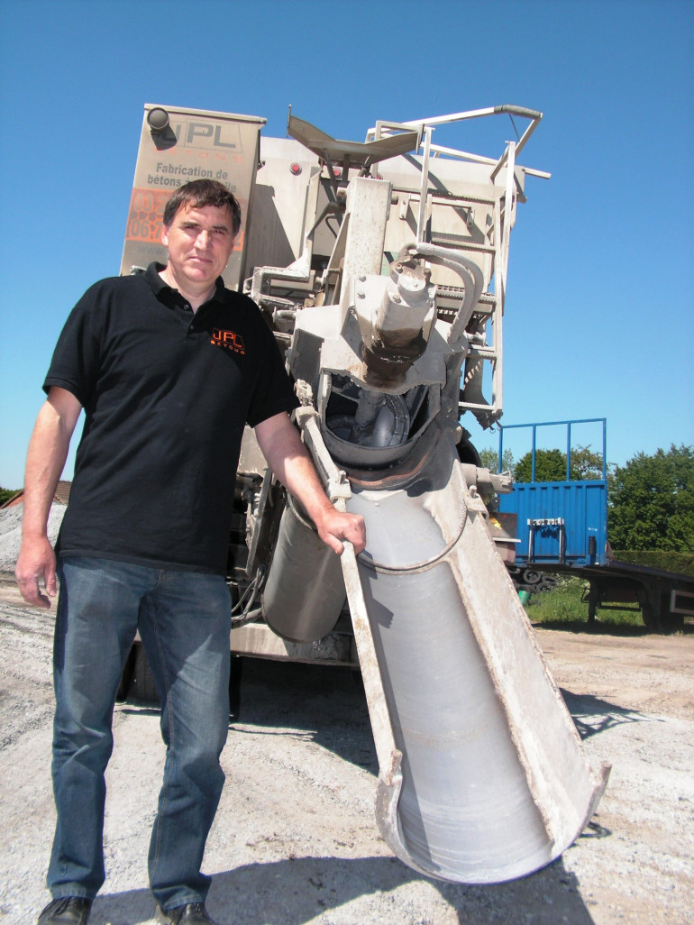 Jean-Pierre Lecornet et son camion équipé d’une « centrale à béton embarquée ». 