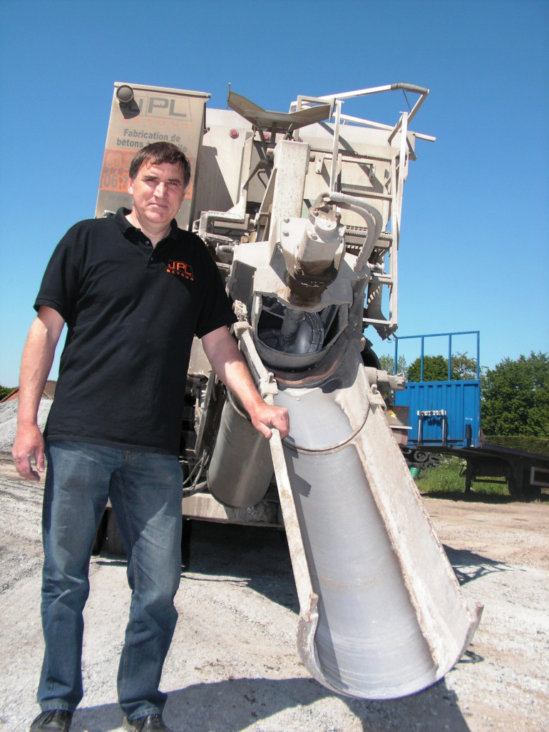 Jean-Pierre Lecornet et son camion équipé d’une « centrale à béton embarquée ». 