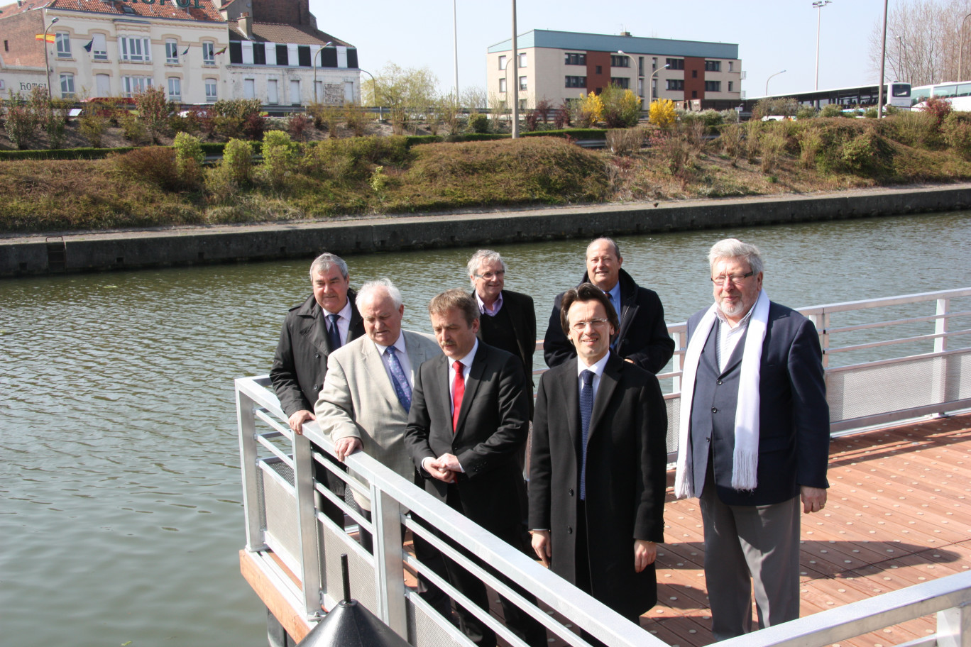 Quai de l'Escaut, les élus découvrent le ponton de la future navette fluviale.